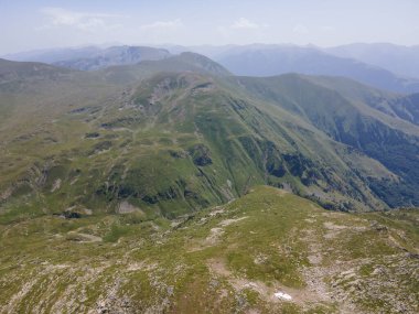 Bulgaristan 'ın Kalin zirvesi yakınlarındaki Rila Dağı' nın havadan yaz manzarası