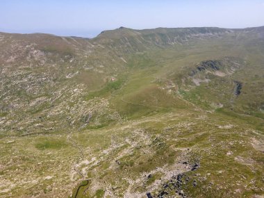 Bulgaristan 'ın Kalin zirvesi yakınlarındaki Rila Dağı' nın havadan yaz manzarası