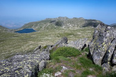 Bulgaristan 'ın Kalin zirvesi yakınlarındaki Rila Dağı' nın İnanılmaz Yaz Manzarası
