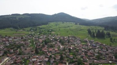 Bulgaristan 'ın Sofya Bölgesi' nin tarihi Koprivshtitsa kentinin Aerial Spring manzarası