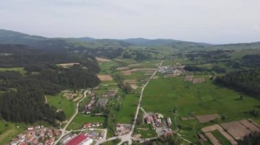 Bulgaristan 'ın Sofya Bölgesi' nin tarihi Koprivshtitsa kentinin Aerial Spring manzarası