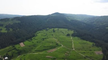 Bulgaristan 'ın Sofya Bölgesi' nin tarihi Koprivshtitsa kentinin Aerial Spring manzarası