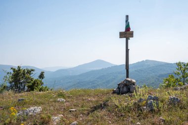 Bulgaristan 'ın Pernik Bölgesi, Kamenititsa zirvesi yakınlarındaki Erul dağının yaz manzarası