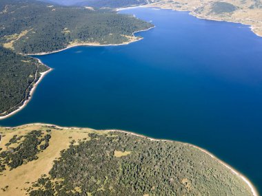 Belmeken Barajı 'nın Havadan Yaz manzarası, Rila dağı, Bulgaristan