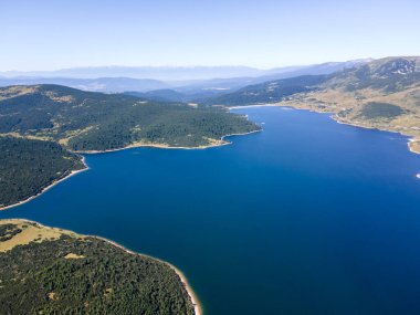 Belmeken Barajı 'nın Havadan Yaz manzarası, Rila dağı, Bulgaristan