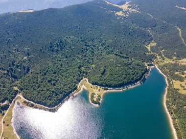 Belmeken Barajı 'nın Havadan Yaz manzarası, Rila dağı, Bulgaristan