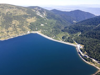 Belmeken Barajı 'nın Havadan Yaz manzarası, Rila dağı, Bulgaristan
