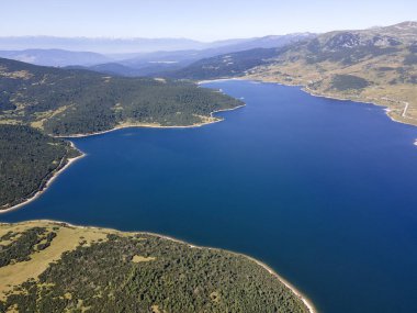 Belmeken Barajı 'nın Havadan Yaz manzarası, Rila dağı, Bulgaristan