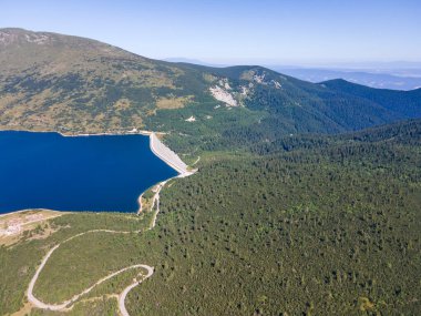 Belmeken Barajı 'nın Havadan Yaz manzarası, Rila dağı, Bulgaristan