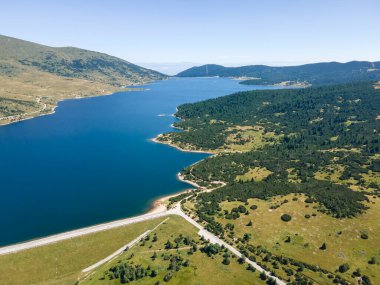 Belmeken Barajı 'nın Havadan Yaz manzarası, Rila dağı, Bulgaristan