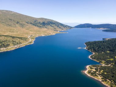 Belmeken Barajı 'nın Havadan Yaz manzarası, Rila dağı, Bulgaristan