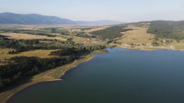 Bulgaristan 'ın Sliven bölgesindeki Zhrebchevo Barajı' nın hava günbatımı manzarası