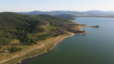 Bulgaristan 'ın Sliven bölgesindeki Zhrebchevo Barajı' nın hava günbatımı manzarası