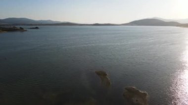Bulgaristan 'ın Sliven bölgesindeki Zhrebchevo Barajı' nın hava günbatımı manzarası
