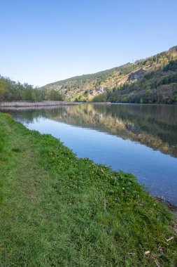 Bulgaristan 'ın başkenti Sofya' nın Pancharevo Gölü yakınlarındaki Iskar Nehri 'nin Bahar Manzarası