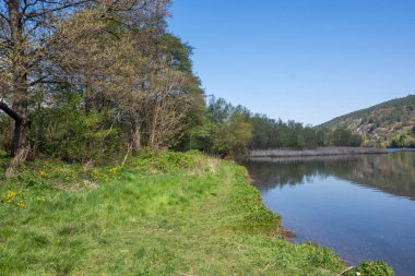 Bulgaristan 'ın başkenti Sofya' nın Pancharevo Gölü yakınlarındaki Iskar Nehri 'nin Bahar Manzarası