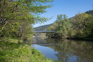 Bulgaristan 'ın başkenti Sofya' nın Pancharevo Gölü yakınlarındaki Iskar Nehri 'nin Bahar Manzarası