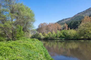 Bulgaristan 'ın başkenti Sofya' nın Pancharevo Gölü yakınlarındaki Iskar Nehri 'nin Bahar Manzarası
