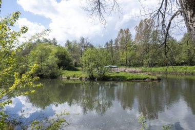 Bulgaristan 'ın başkenti Sofya' nın Pancharevo Gölü yakınlarındaki Iskar Nehri 'nin Bahar Manzarası