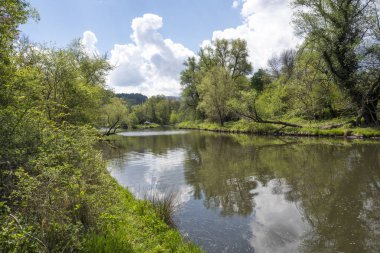 Bulgaristan 'ın başkenti Sofya' nın Pancharevo Gölü yakınlarındaki Iskar Nehri 'nin Bahar Manzarası