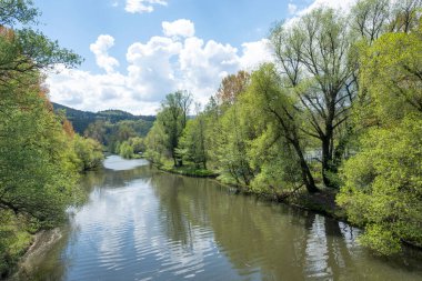 Bulgaristan 'ın başkenti Sofya' nın Pancharevo Gölü yakınlarındaki Iskar Nehri 'nin Bahar Manzarası