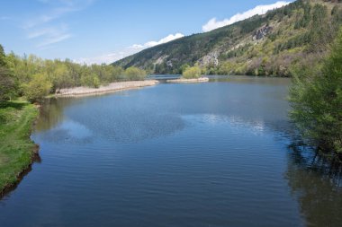 Bulgaristan 'ın başkenti Sofya' nın Pancharevo Gölü yakınlarındaki Iskar Nehri 'nin Bahar Manzarası