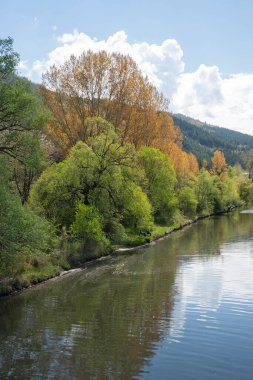 Bulgaristan 'ın başkenti Sofya' nın Pancharevo Gölü yakınlarındaki Iskar Nehri 'nin Bahar Manzarası