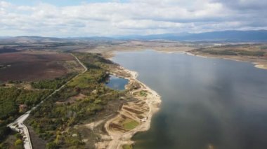 Pyasachnik (Kum Taşı) Reservoir, Sredna Gora Dağı, Filibe Bölgesi, Bulgaristan 'ın Havadan Sonbahar manzarası