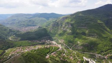 Bulgaristan 'ın Balkan Dağları' nın Bov köyü yakınlarındaki İskar boğazının şaşırtıcı hava manzarası