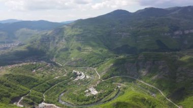 Bulgaristan 'ın Balkan Dağları' nın Bov köyü yakınlarındaki İskar boğazının şaşırtıcı hava manzarası
