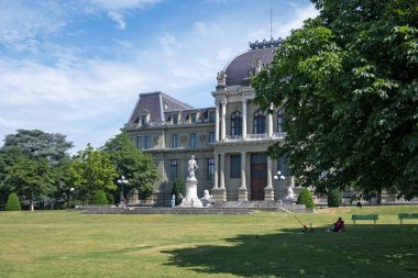 LAUSANNE, SWitzERLAND - 18 Haziran 2023: Tipik Lozan şehri, Vaud Kantonu, İsviçre
