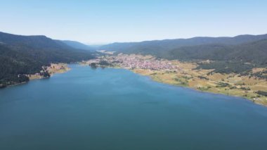 Bulgaristan 'ın Pazardzhik bölgesindeki Sarnitsa kasabası yakınlarındaki Dospat Barajı' nın Havadan Yaz manzarası