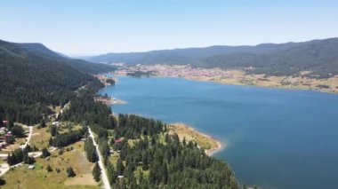 Bulgaristan 'ın Pazardzhik bölgesindeki Sarnitsa kasabası yakınlarındaki Dospat Barajı' nın Havadan Yaz manzarası