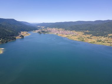 Bulgaristan 'ın Pazardzhik bölgesindeki Sarnitsa kasabası yakınlarındaki Dospat Barajı' nın Havadan Yaz manzarası