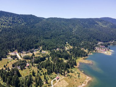 Bulgaristan 'ın Pazardzhik bölgesindeki Sarnitsa kasabası yakınlarındaki Dospat Barajı' nın Havadan Yaz manzarası