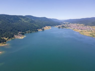 Bulgaristan 'ın Pazardzhik bölgesindeki Sarnitsa kasabası yakınlarındaki Dospat Barajı' nın Havadan Yaz manzarası