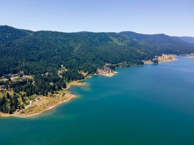 Bulgaristan 'ın Pazardzhik bölgesindeki Sarnitsa kasabası yakınlarındaki Dospat Barajı' nın Havadan Yaz manzarası