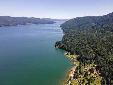 Bulgaristan 'ın Pazardzhik bölgesindeki Sarnitsa kasabası yakınlarındaki Dospat Barajı' nın Havadan Yaz manzarası