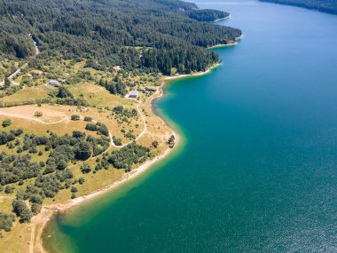 Bulgaristan 'ın Pazardzhik bölgesindeki Sarnitsa kasabası yakınlarındaki Dospat Barajı' nın Havadan Yaz manzarası