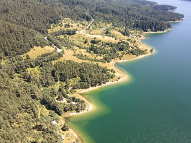 Bulgaristan 'ın Pazardzhik bölgesindeki Sarnitsa kasabası yakınlarındaki Dospat Barajı' nın Havadan Yaz manzarası