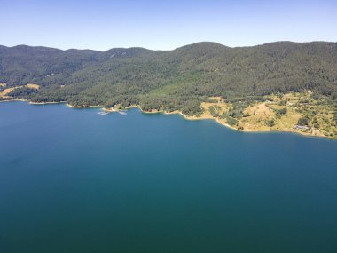 Bulgaristan 'ın Pazardzhik bölgesindeki Sarnitsa kasabası yakınlarındaki Dospat Barajı' nın Havadan Yaz manzarası