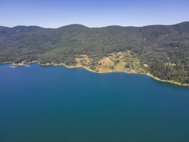 Bulgaristan 'ın Pazardzhik bölgesindeki Sarnitsa kasabası yakınlarındaki Dospat Barajı' nın Havadan Yaz manzarası