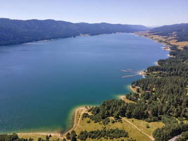 Bulgaristan 'ın Pazardzhik bölgesindeki Sarnitsa kasabası yakınlarındaki Dospat Barajı' nın Havadan Yaz manzarası