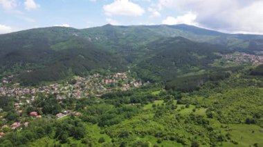 Bulgaristan 'ın Pernik bölgesindeki Rudartsi Köyü yakınlarındaki Vitosha Dağı' nın şaşırtıcı hava manzarası