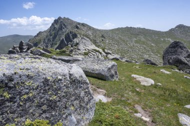 Bulgaristan 'ın Kalin tepeleri yakınlarındaki Rila Dağı' nın İnanılmaz Yaz Manzarası