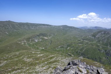 Bulgaristan 'ın Kalin tepeleri yakınlarındaki Rila Dağı' nın İnanılmaz Yaz Manzarası