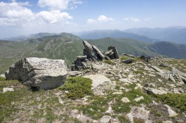 Bulgaristan 'ın Kalin tepeleri yakınlarındaki Rila Dağı' nın İnanılmaz Yaz Manzarası
