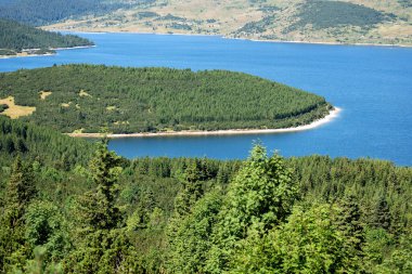 Belmeken Barajı 'nın İnanılmaz Yaz manzarası, Rila Dağı, Bulgaristan