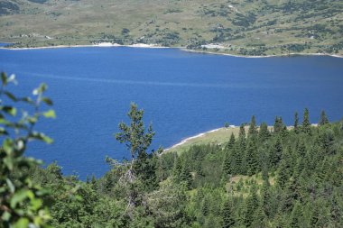 Belmeken Barajı 'nın İnanılmaz Yaz manzarası, Rila Dağı, Bulgaristan