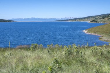 Belmeken Barajı 'nın İnanılmaz Yaz manzarası, Rila Dağı, Bulgaristan